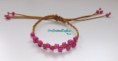 Pulsera de algodón con rocallas fucsia. ref. PA013